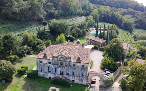 Calicantus, Verona, Pool, Wifi: Facade, Shrub, Estate, Mansion, Garden, Villa, Hacienda, Stately Home, Farmhouse, Landscaping