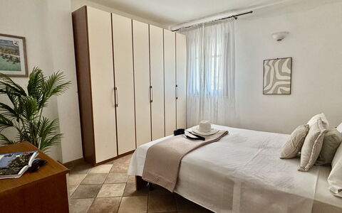 Casa Paola-connessione Starlink: Bed, Furniture, Bedroom, Floor, Flooring, Interior Design, Bed Sheet, Wood, Bedding, Room
