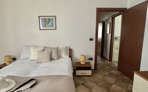 Casa Paola-connessione Starlink: Furniture, Bed, Flooring, Floor, Wall, Bedroom, Wood, Interior Design, Room, Bed Sheet