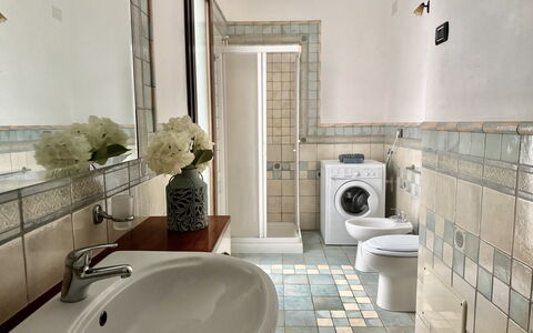 Casa Paola-connessione Starlink: Flooring, Interior Design, Floor, Bathroom, Plumbing Fixture, Tile, Toilet, Toilet Seat, Plumbing, Ceiling