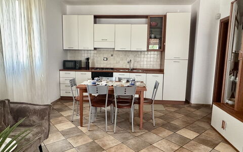 Casa Paola-connessione Starlink: Furniture, Flooring, Floor, Interior Design, Wood, Table, Kitchen & Dining Room Table, Kitchen, Kitchen Appliance, Chair
