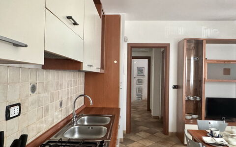 Casa Paola-connessione Starlink: Countertop, Kitchen, Flooring, Major Appliance, Wood, Kitchen Appliance, Interior Design, Floor, Cabinetry, Kitchen Sink