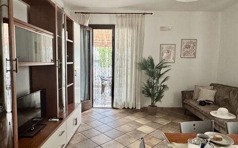 Casa Paola-connessione Starlink: Furniture, Flooring, Interior Design, Floor, Wood, Room, Living Room, Lighting, Ceiling, Table