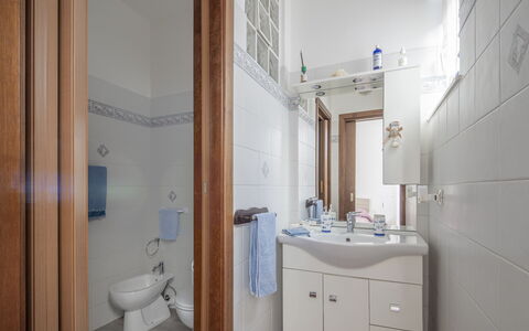 Casa di Bruna Seaview, Albenga: Bathroom Sink, Flooring, Plumbing Fixture, Sink, Interior Design, Floor, Bathroom, Tap, Plumbing, Room