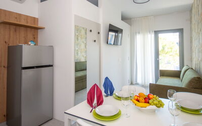 Accommodation:&nbsp;One Life Suites 185.7