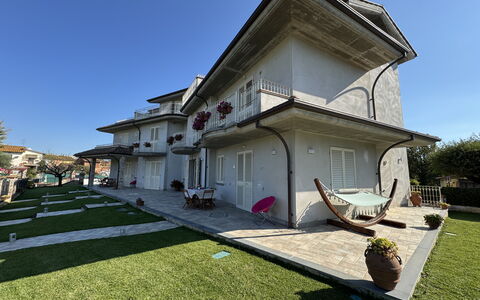 Villa al Glicine Proprietà: Building, Window, Residential Area, House, Home, Roof, Estate, Human Settlement, Villa, Lawn