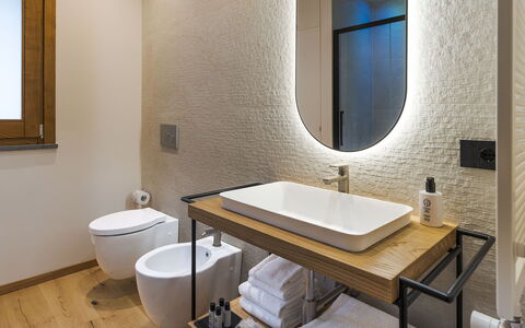 Casa Gibel: Wall, Interior Design, Plumbing Fixture, Bathroom, Flooring, Bathroom Sink, Sink, Tap, Mirror, Floor
