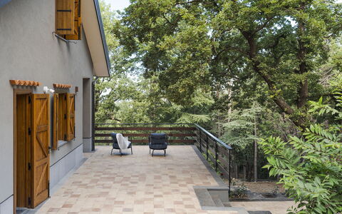 Casa Gibel: Wood, Composite Material, Shade, Hardwood, Deck, Concrete, Porch, Wood Stain, Outdoor Furniture, Garden