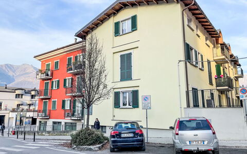 Domus ad Lacum: House, Residential Area, Home, Door, Porch, Shade, Estate, Lawn, Yard, Balcony