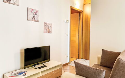 Domus ad Lacum: House, Residential Area, Home, Door, Porch, Shade, Estate, Lawn, Yard, Balcony