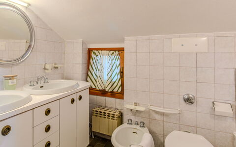 Erika: Bathroom Sink, Bathroom, Plumbing Fixture, Sink, Interior Design, Flooring, Floor, Bathroom Cabinet, Tap, Mirror