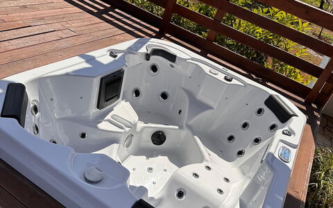 Villa Antony: Jacuzzi, Swimming Pool, Bathtub