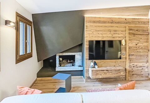 Grual: Interior Design, Furniture, Flooring, Wood, Floor, Living Room, Architecture, Ceiling, Lighting, Couch