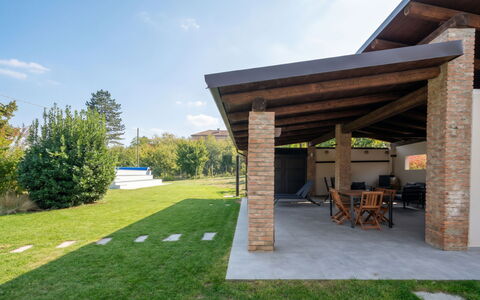 Cuadrat: Shade, Outdoor Structure, Garden, Lawn, Backyard, Concrete, Column, Estate, Brick, Landscaping