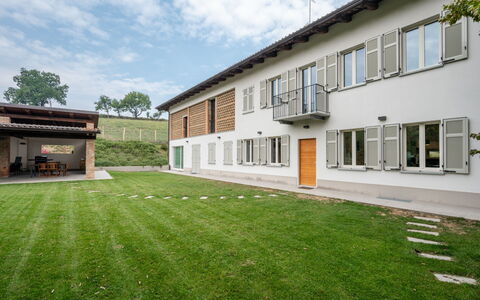 Cuadrat: Residential Area, Home, Land Lot, Lawn, Estate, Garden, Yard, Courtyard, Farmhouse, Artificial Turf