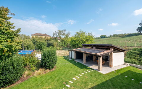 Cuadrat: Garden, Roof, Groundcover, Garden Buildings, Estate, Lawn, Farmhouse, Cottage, Backyard, Shade