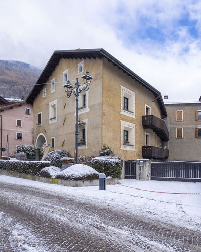 Studio T: Building, Residential Area, Neighbourhood, House, Architecture, Home, Roof, Human Settlement, Apartment, Freezing