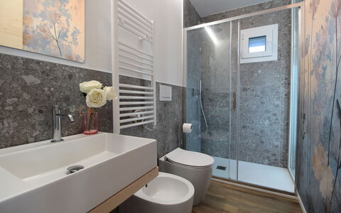 Villa Dolce Bacio, Pool and Spa, Valdobbiadene: Bathroom, Flooring, Plumbing Fixture, Interior Design, Wall, Floor, Sink, Bathroom Sink, Toilet, Tap