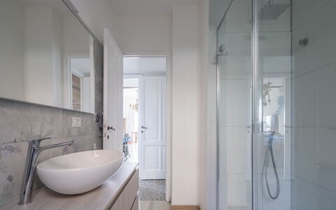 Focaincontromano Seaview, Genova: Bathroom, Flooring, Interior Design, Floor, Plumbing Fixture, Bathroom Sink, Ceiling, Tap, Sink, Plumbing