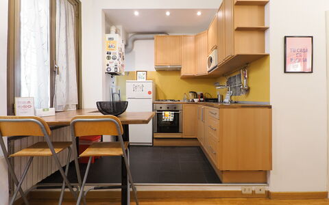 Suite Meda: Furniture, Kitchen Appliance, Kitchen, Major Appliance, Countertop, Interior Design, Flooring, Cabinetry, Wood, Floor