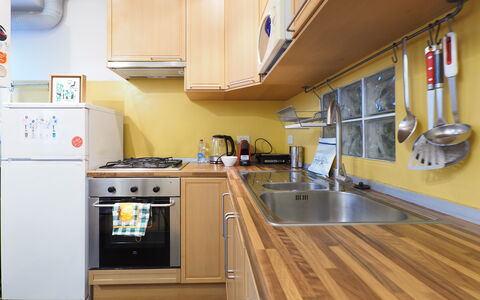 Suite Meda: Kitchen Appliance, Kitchen, Major Appliance, Countertop, Wood, Flooring, Kitchen Stove, Home Appliance, Interior Design, Cabinetry