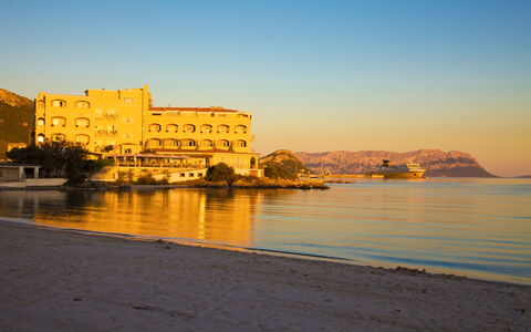 Smeralda Apartment: Body Of Water, Water Resources, Horizon, Coast, Landscape, Coastal And Oceanic Landforms, Sea, Lake, Beach, Shore