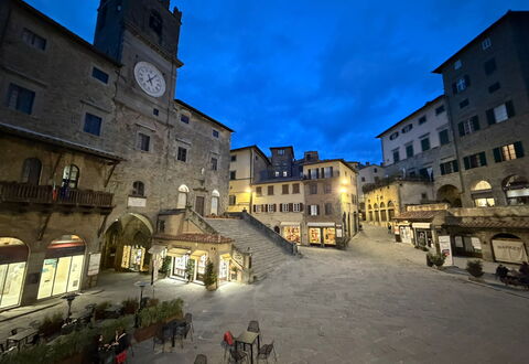 La Casa sulla Piazza: Building, City, Wall, Window, Town, Urban Area, Facade, House, Public Space, Neighbourhood