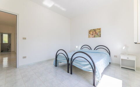 Villetta Bluette, Marina di Mancaversa: Flooring, Floor, Interior Design, Ceiling, Bedroom, Bed, Room, Apartment, Bedding, Bed Sheet