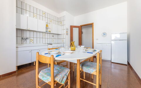 Appartamento Smeraldo, Gallipoli: Flooring, Interior Design, Floor, Ceiling, Room, Apartment, Wood Stain, Chair, Dining Room