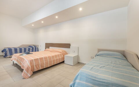 Appartamento Monomare, Gallipoli: Floor, Flooring, Interior Design, Wood, Bedroom, Ceiling, Furniture, Bed, Room, Bedding