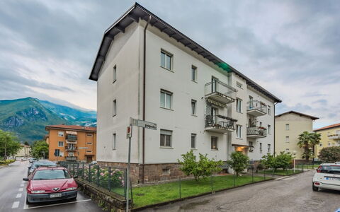 Livia: Building, Window, Residential Area, Architecture, Neighbourhood, Facade, Town, House, Home, Apartment