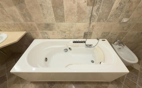 Villa Montepulciano Vineyard: Plumbing Fixture, Bathtub, Bathroom, Flooring, Floor, Plumbing, Tap, Tile