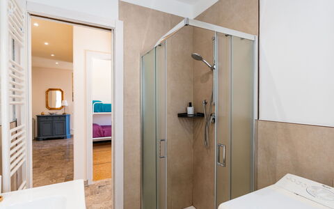 Orizzonte Blu Alassio: Flooring, Plumbing Fixture, Interior Design, Wall, Floor, Bathroom, Plumbing, Lighting, Tap, Door