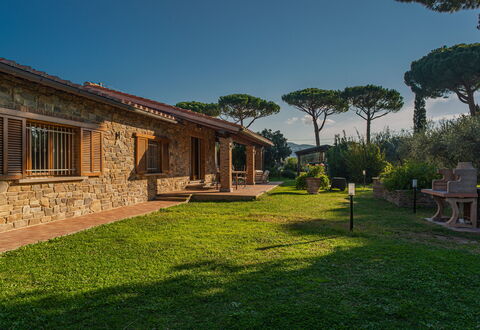 Villa Relax Castagneto Carducci: Wood, Home, Cottage, House, Roof, Estate, Land Lot, Rural Area, Farmhouse, Garden