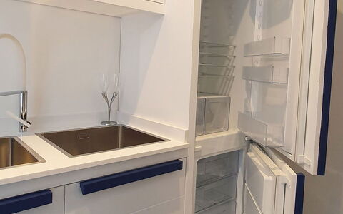 Casa Blue Dream: Flooring, Interior Design, Floor, Home Appliance, Kitchen, Kitchen Appliance, Major Appliance, Cabinetry, Countertop, Glass