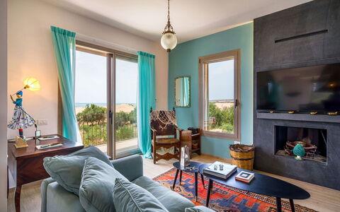 Casa Gentile: Furniture, Interior Design, Home, Chair, Room, Apartment, Ceiling, Hardwood, Living Room, Wood Stain