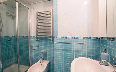 Casa Oscar: Bathroom, Plumbing Fixture, Flooring, Interior Design, Bathroom Sink, Floor, Sink, Tap, Plumbing, Tile