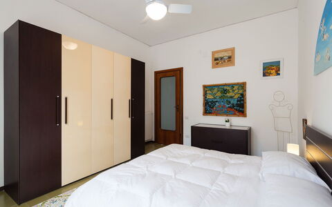 Apartment Snicher: Furniture, Interior Design, Bed, Flooring, Bedroom, Floor, Wood, Room, Ceiling, Textile