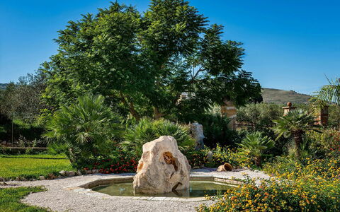 Villa Thyrrenia: Nature, Leaf, Vegetation, Shrub, Garden, Landscape, Rock, Plant Community, Botanical Garden