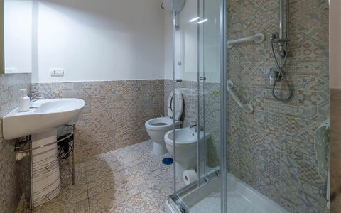Apartment Alan: Flooring, Floor, Bathroom, Plumbing Fixture, Interior Design, Bathroom Sink, Toilet, Sink, Tile, Tap