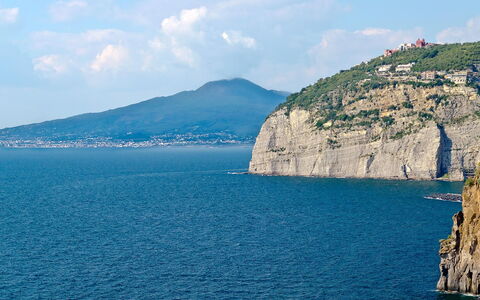 Casa Chicco: Water, Body Of Water, Mountainous Landforms, Mountain, Coastal And Oceanic Landforms, Coast, Sea, Headland, Terrain, Promontory