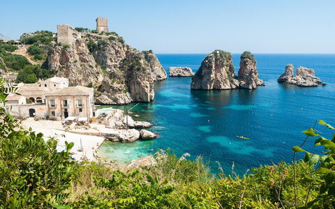 Casa Delfino: Water, Body Of Water, Coast, Coastal And Oceanic Landforms, Sea, Natural Landscape, Rock, Promontory, Headland, Terrain