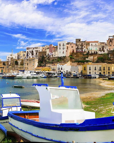 Casa Delfino: Boat, Watercraft, Coast, Sea, Coastal And Oceanic Landforms, Boats And Boating--Equipment And Supplies, Channel, Shore, Beach, Resort Town