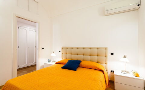 Casa Dorothea 3: Bed, Interior Design, Bedroom, Furniture, Wood, Bed Sheet, Floor, Flooring, Bedding, Ceiling
