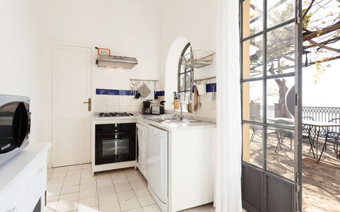 Casa la Sponda: Interior Design, Flooring, Floor, Furniture, Apartment, Ceiling, Chair, Molding, Kitchen, Tile
