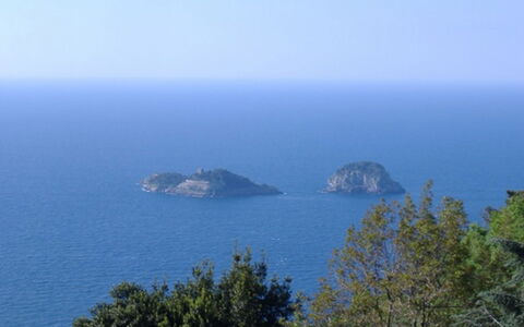 Villa Ettore: Blue, Water Resources, Natural Landscape, Sea, Rock, Coastal And Oceanic Landforms, Promontory, Horizon