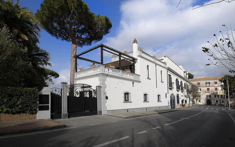Villa Marion: Estate, Luxury Vehicle, Mansion, Balcony, Hacienda, Villa