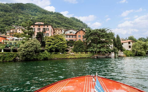 Villa Traversi: Water, Body Of Water, Boat, Watercraft, Waterway, House, Watercourse, Channel, Lake, Bank