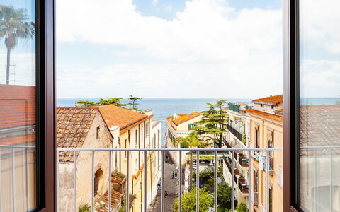 Interno Sorrentino: Apartment, Balcony, Handrail, Baluster, Stairs, Houseplant
