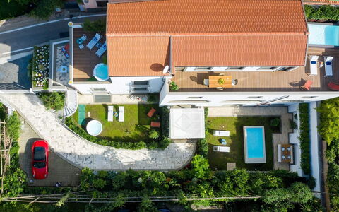 Suite Agave: Residential Area, House, Home, Neighbourhood, Roof, Urban Design, Landscaping, Estate, Garden, Suburb